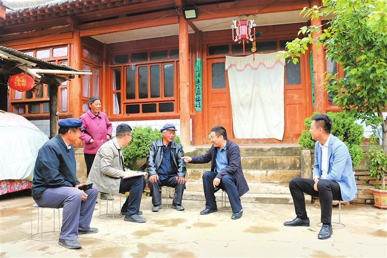 潮阳白竹村干部引领高科技产品亮相，开启未来生活新潮流